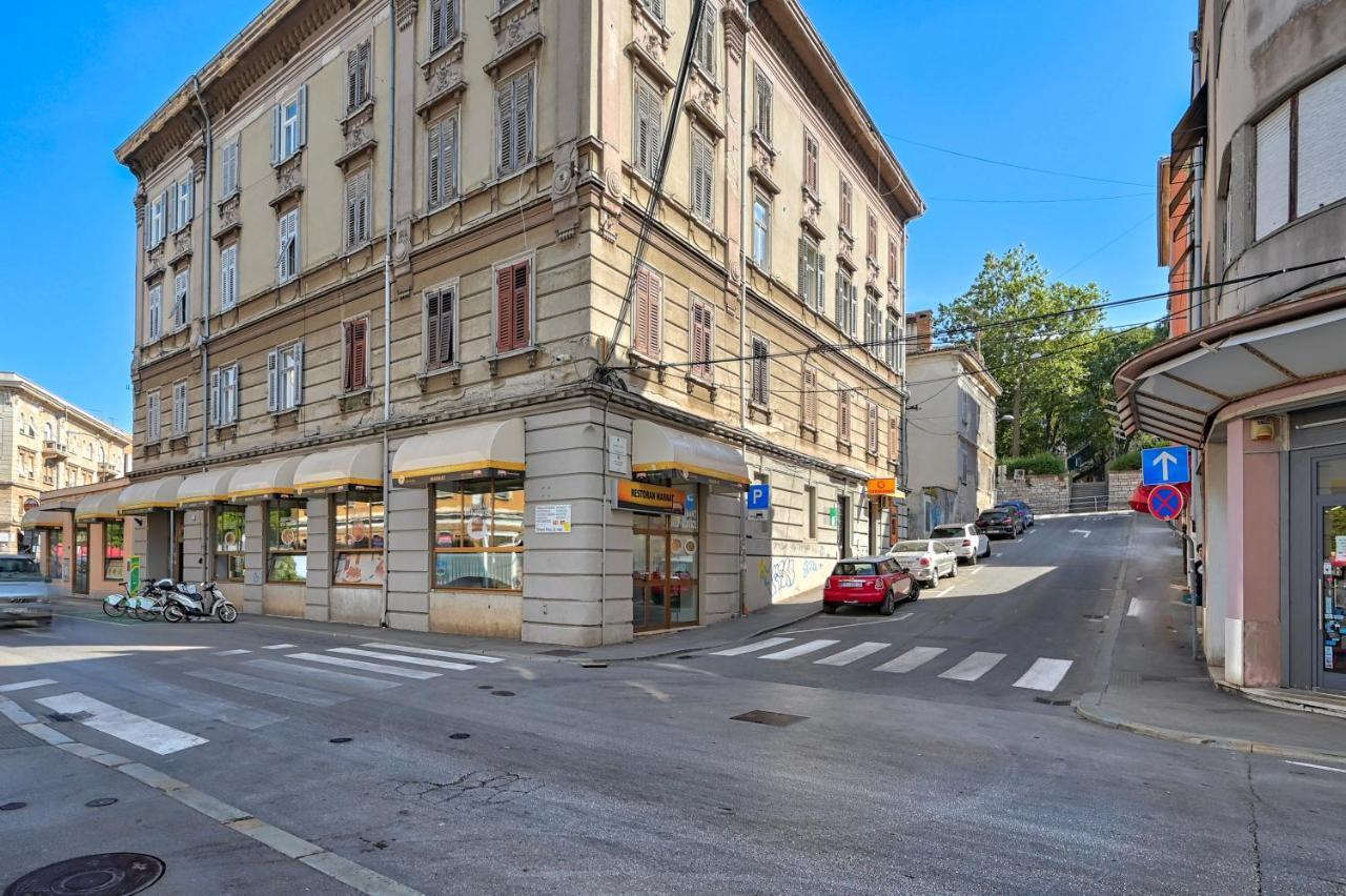 Apartma Collins Amethyst Center