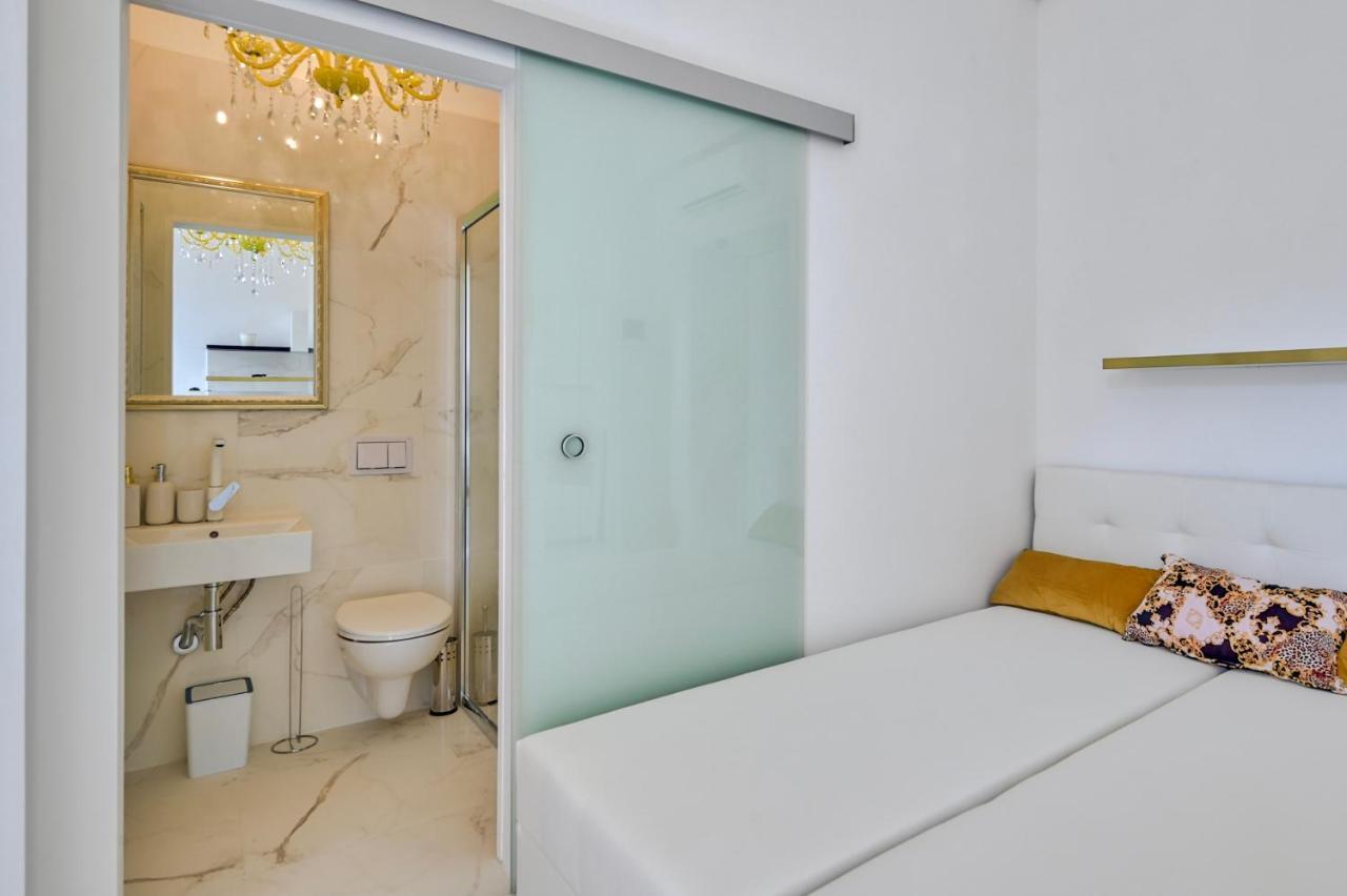 Apartma Collins Amethyst Center