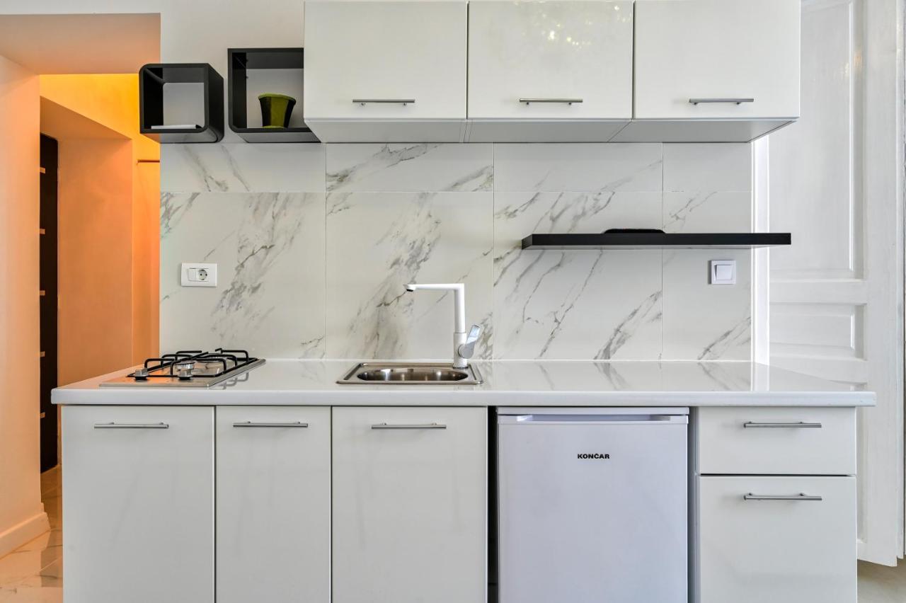 Collins Amethyst Center Apartment