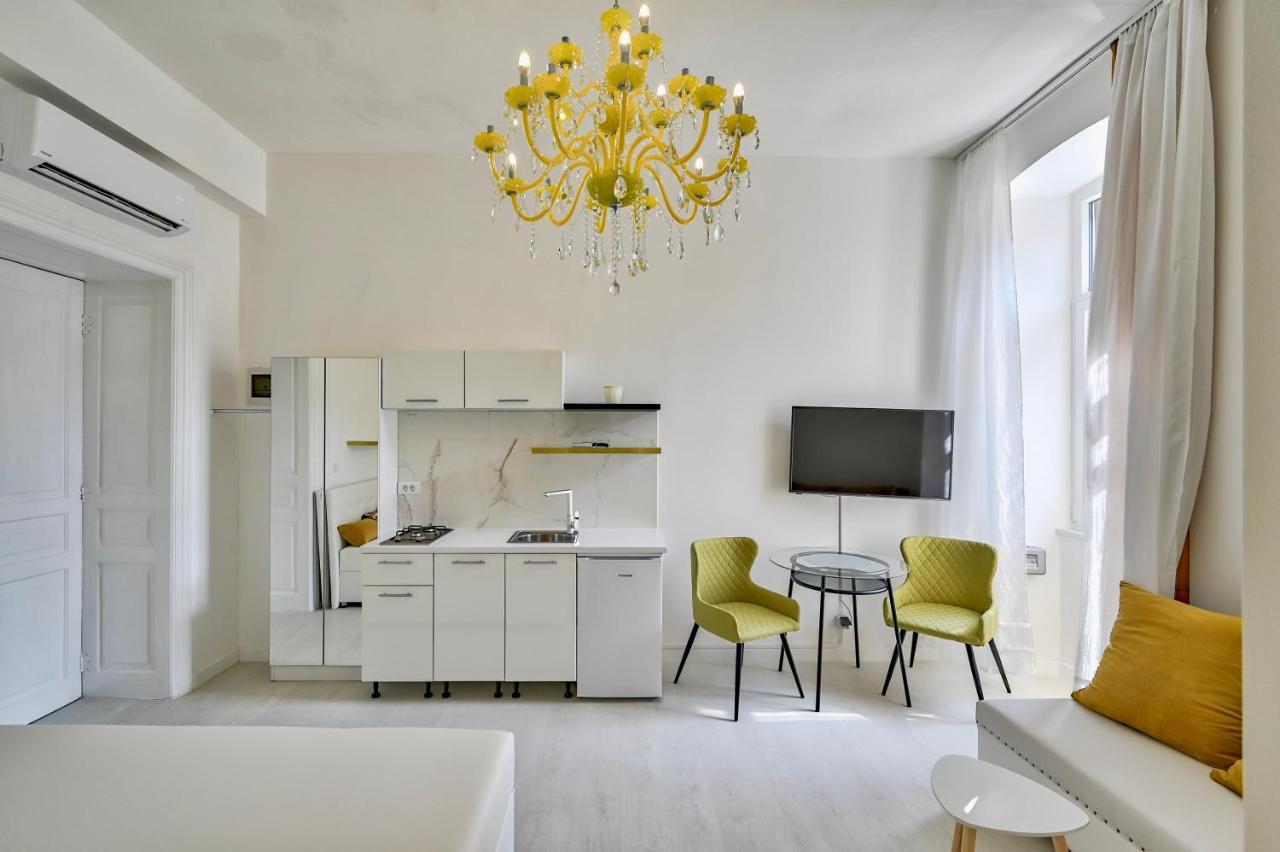 Collins Amethyst Center Apartmán
