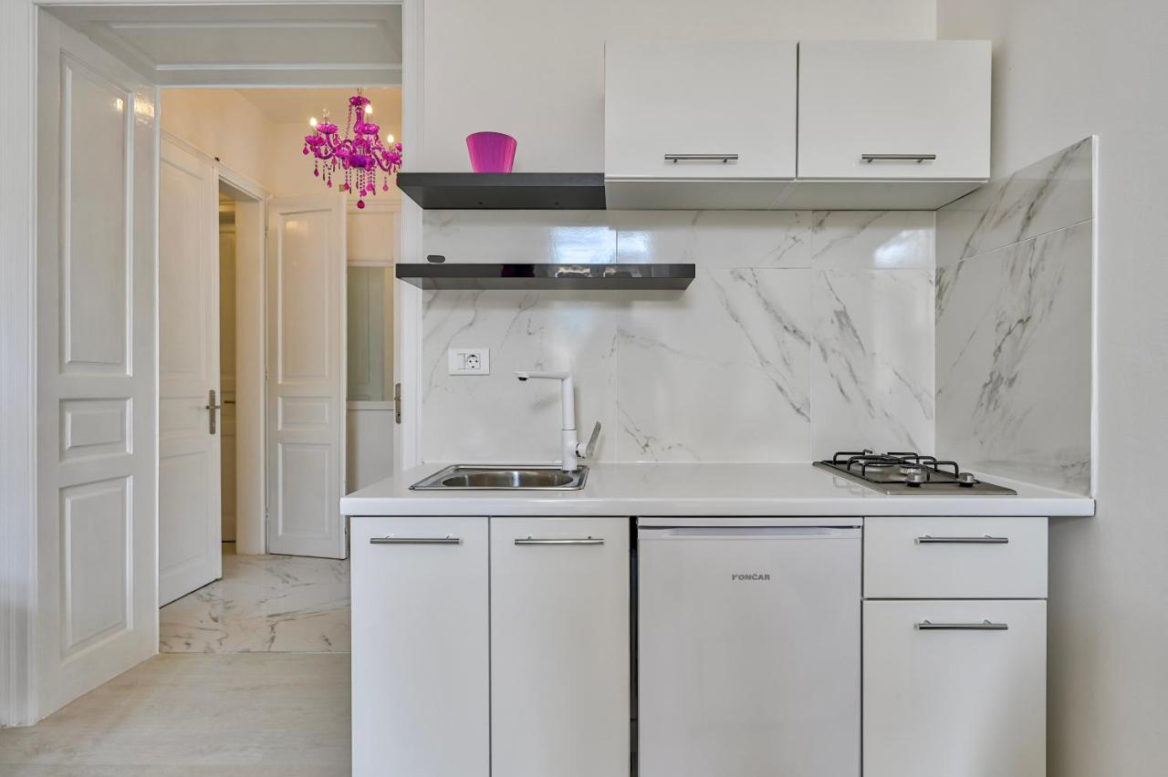Collins Amethyst Center Apartment