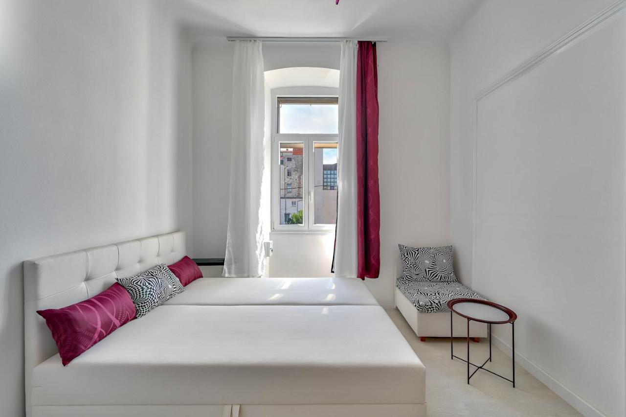 Collins Amethyst Center Apartment *