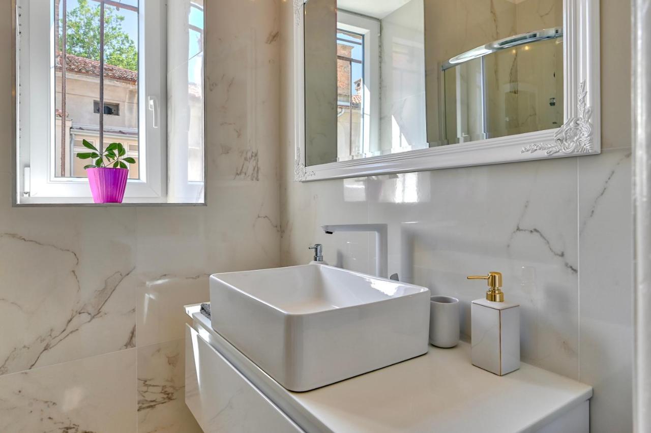 Collins Amethyst Center Apartment Pula